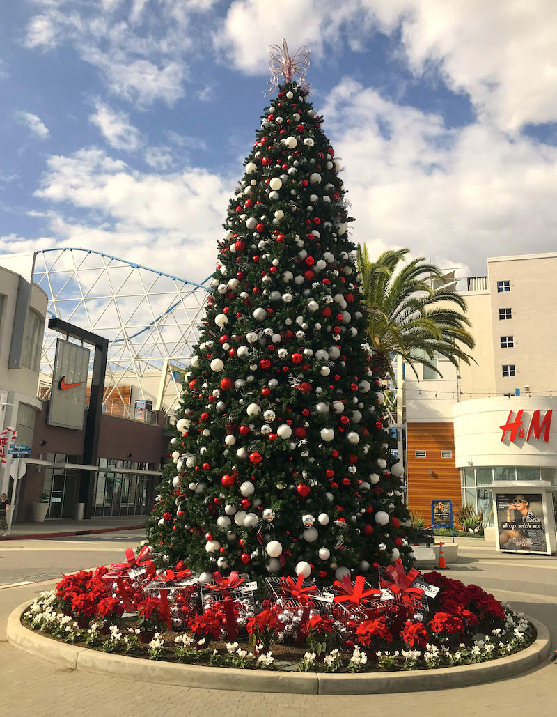 Christmas Tree Installed by Vivo Landscape at The Pike Outlets, Long Beach CA